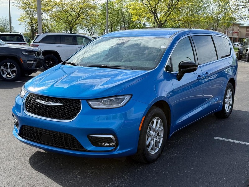 Chrysler Pacifica Vehicle Full-screen Gallery Image 9