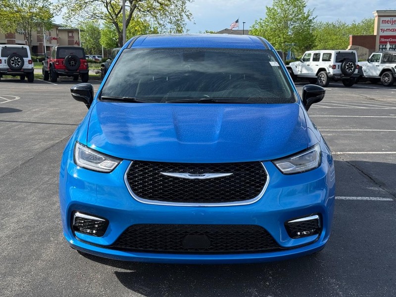 Chrysler Pacifica Vehicle Full-screen Gallery Image 10