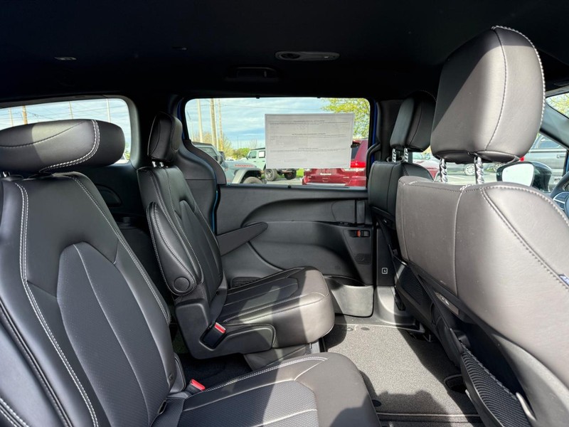 Chrysler Pacifica Vehicle Full-screen Gallery Image 11