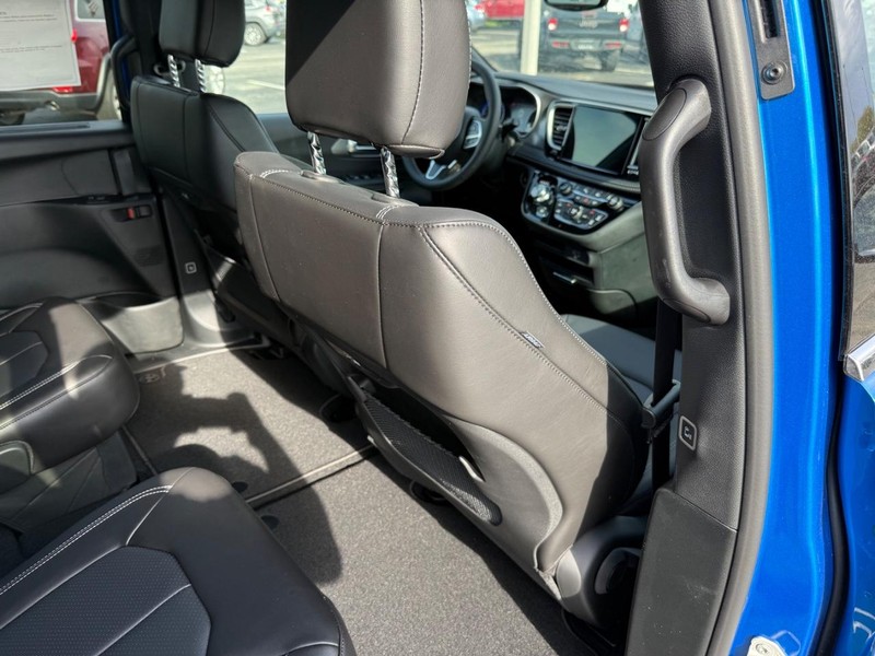 Chrysler Pacifica Vehicle Full-screen Gallery Image 12