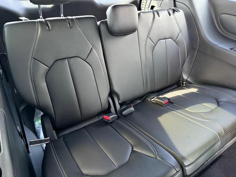 Chrysler Pacifica Vehicle Full-screen Gallery Image 13