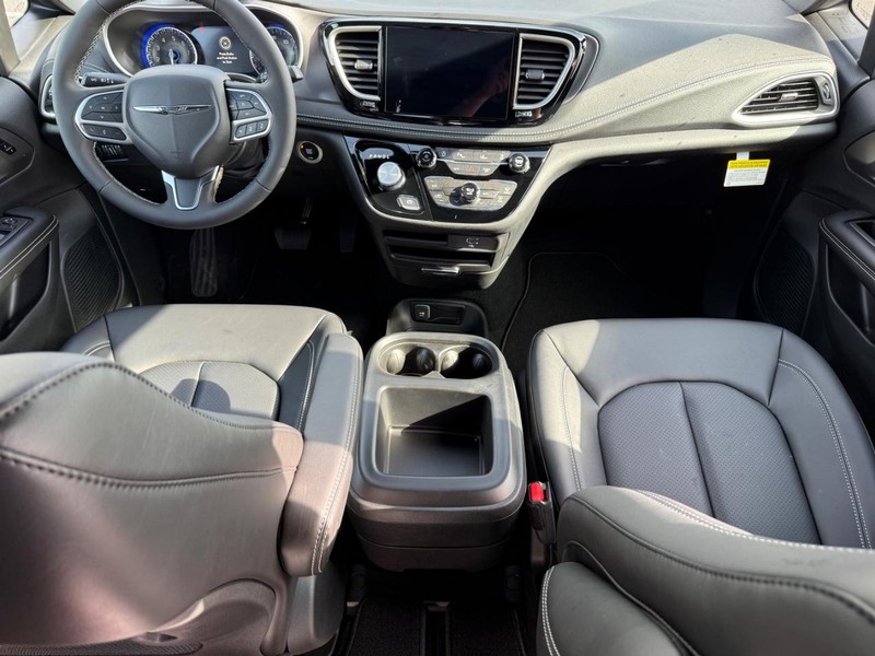 Chrysler Pacifica Vehicle Full-screen Gallery Image 14