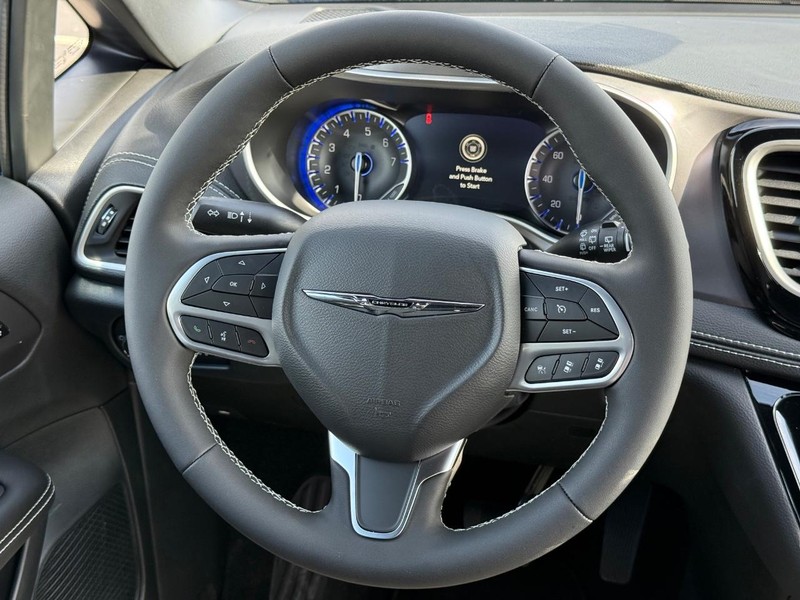 Chrysler Pacifica Vehicle Full-screen Gallery Image 15