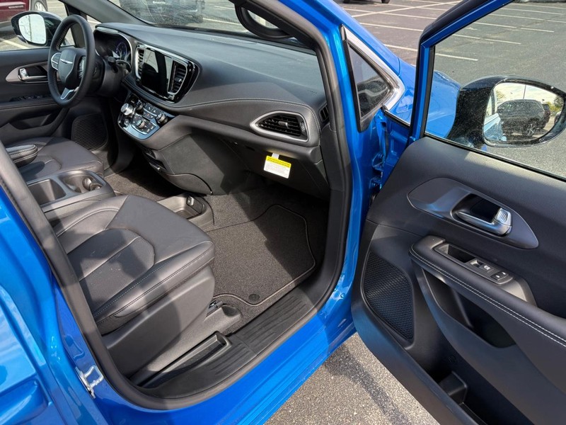 Chrysler Pacifica Vehicle Full-screen Gallery Image 16