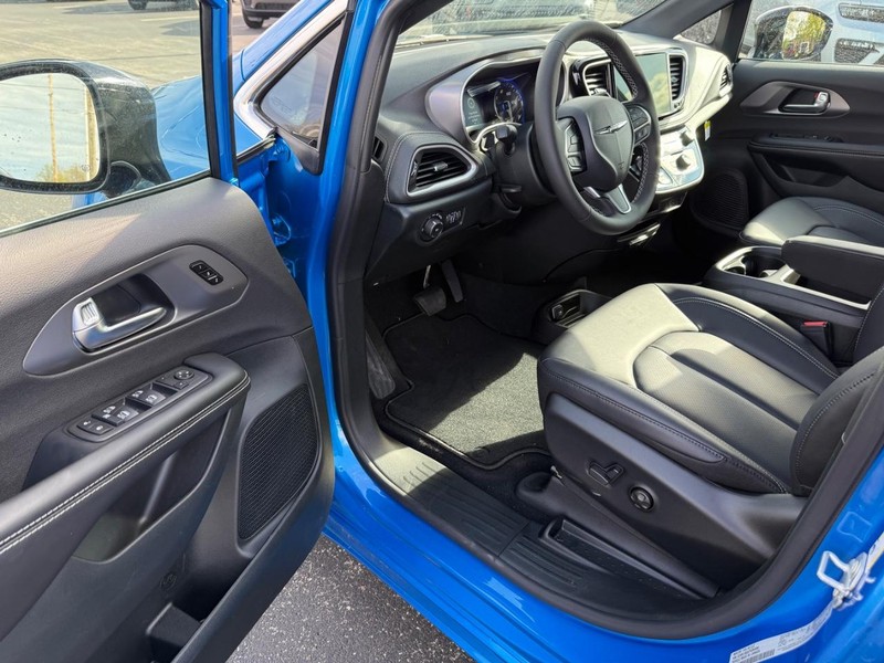 Chrysler Pacifica Vehicle Full-screen Gallery Image 18