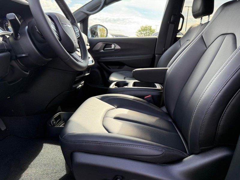 Chrysler Pacifica Vehicle Full-screen Gallery Image 19