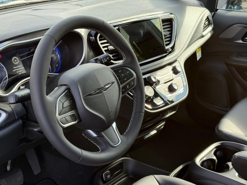 Chrysler Pacifica Vehicle Full-screen Gallery Image 20