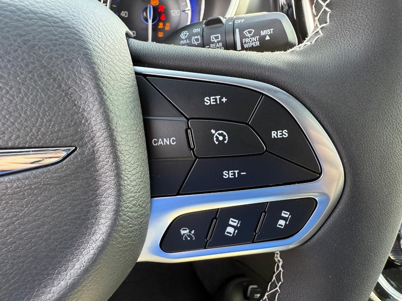 Chrysler Pacifica Vehicle Full-screen Gallery Image 22