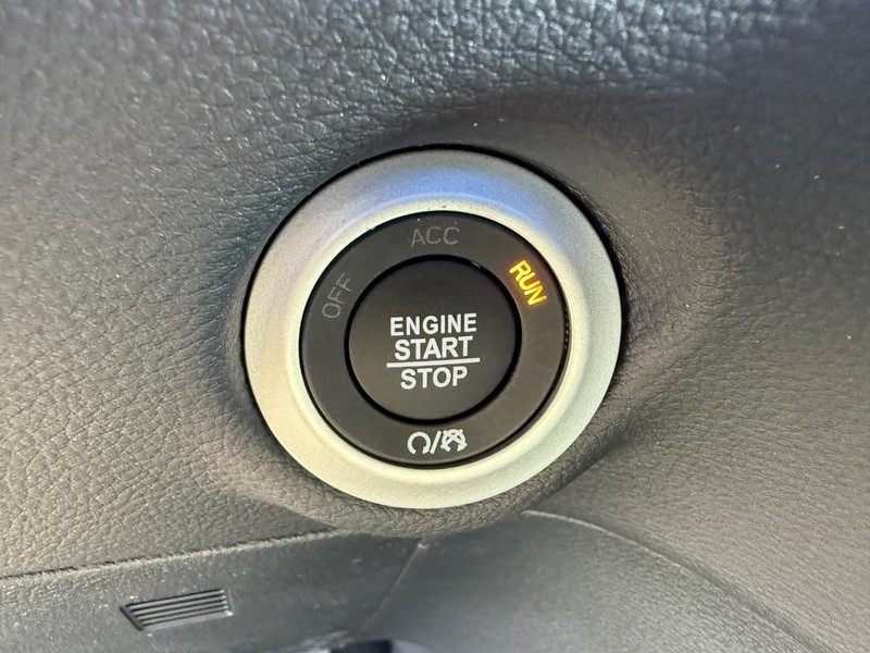 Chrysler Pacifica Vehicle Full-screen Gallery Image 23