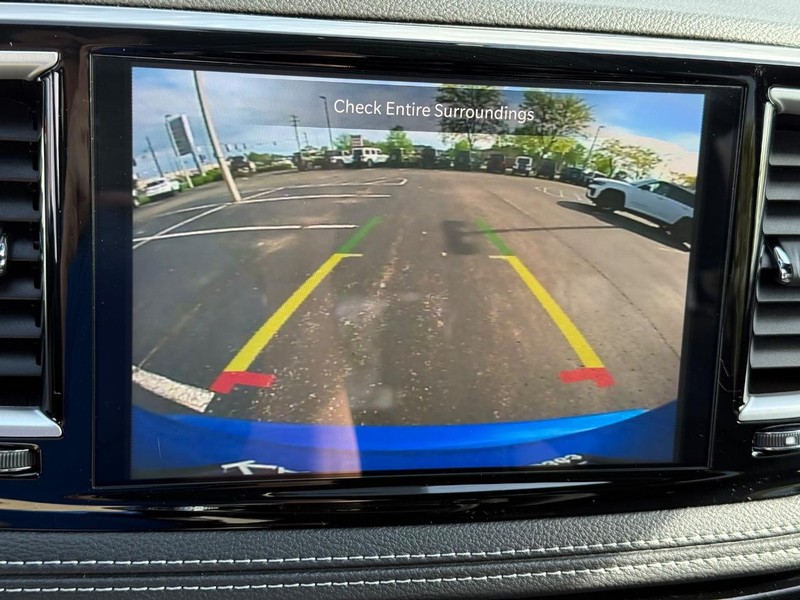 Chrysler Pacifica Vehicle Full-screen Gallery Image 25