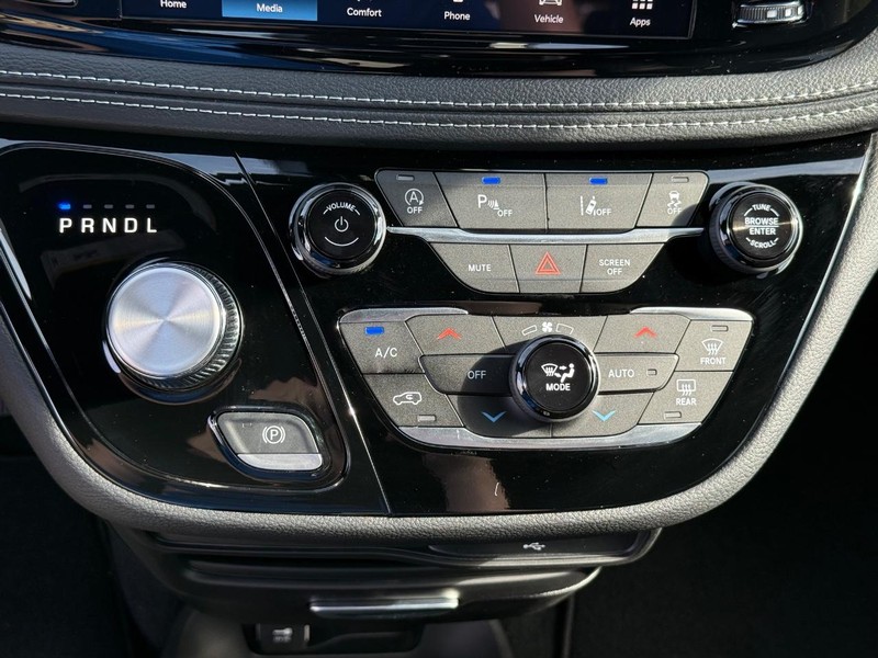 Chrysler Pacifica Vehicle Full-screen Gallery Image 26