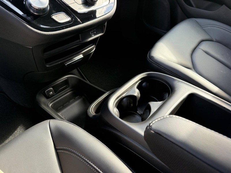 Chrysler Pacifica Vehicle Full-screen Gallery Image 27