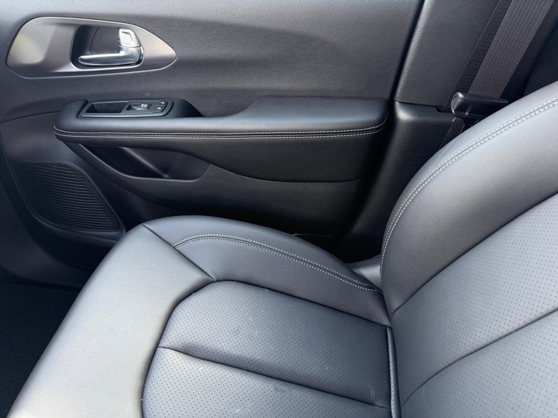 Chrysler Pacifica Vehicle Full-screen Gallery Image 28