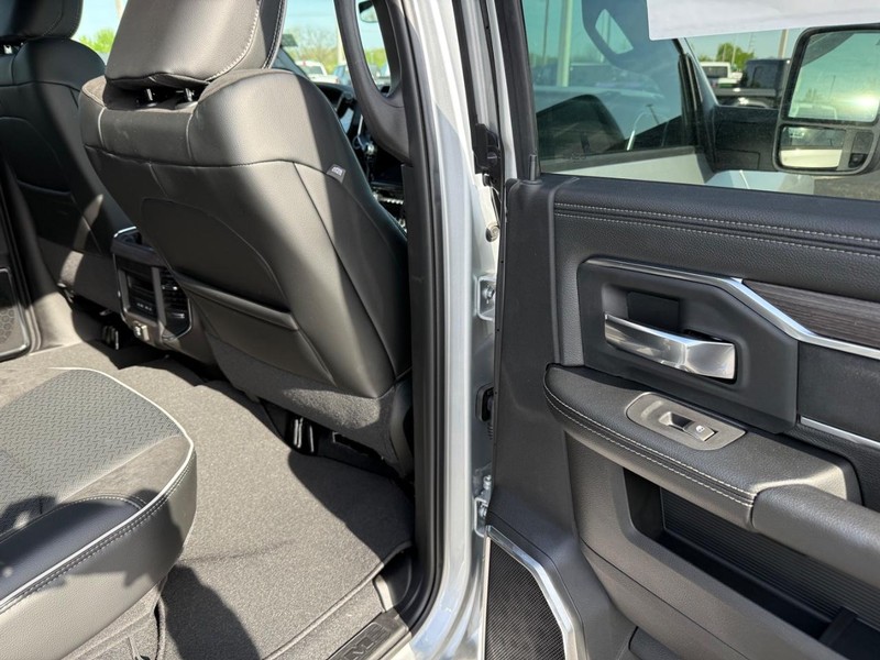 Ram 2500 Vehicle Full-screen Gallery Image 11