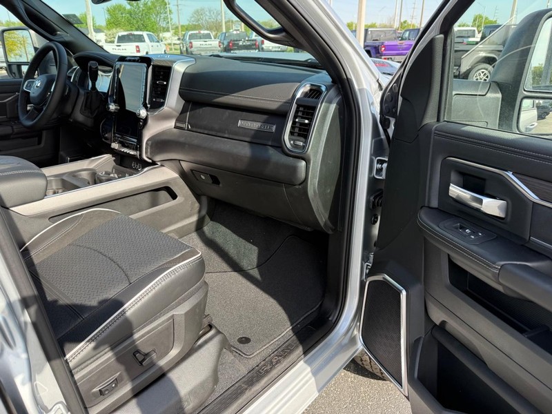 Ram 2500 Vehicle Full-screen Gallery Image 15