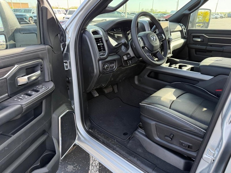 Ram 2500 Vehicle Full-screen Gallery Image 17