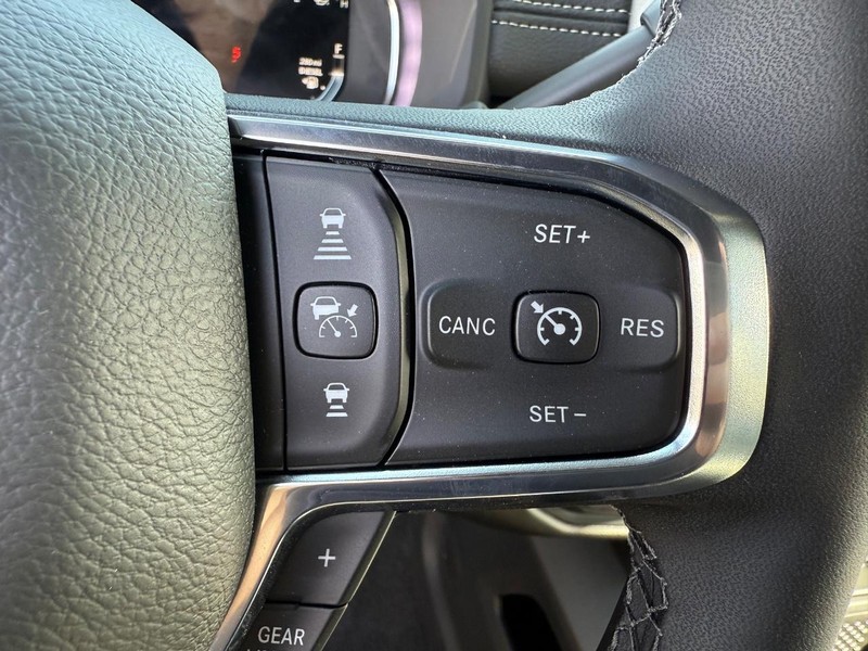 Ram 2500 Vehicle Full-screen Gallery Image 21