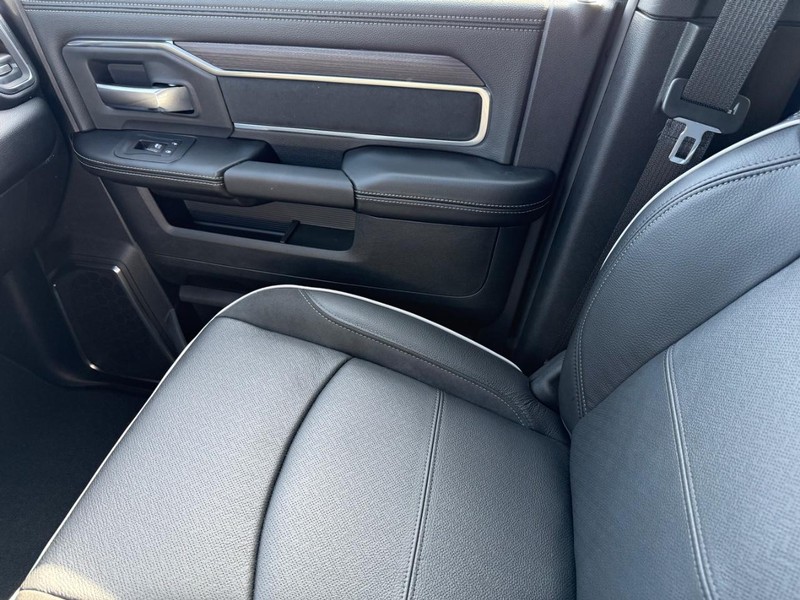 Ram 2500 Vehicle Full-screen Gallery Image 26