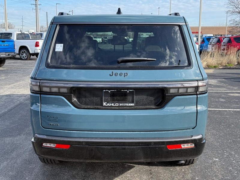 Jeep Grand Wagoneer Vehicle Full-screen Gallery Image 4