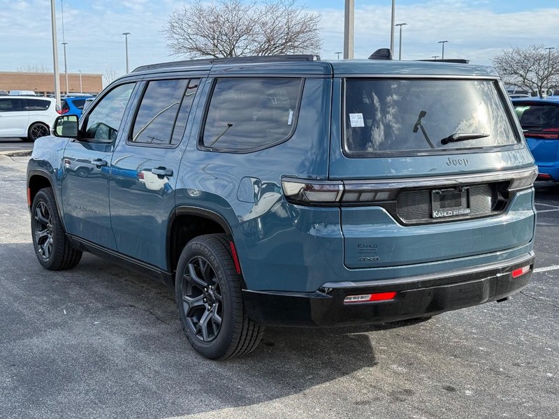 Jeep Grand Wagoneer Vehicle Full-screen Gallery Image 5