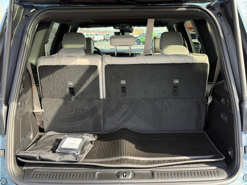 Jeep Grand Wagoneer Vehicle Full-screen Gallery Image 7
