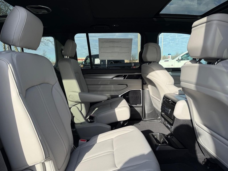 Jeep Grand Wagoneer Vehicle Full-screen Gallery Image 11