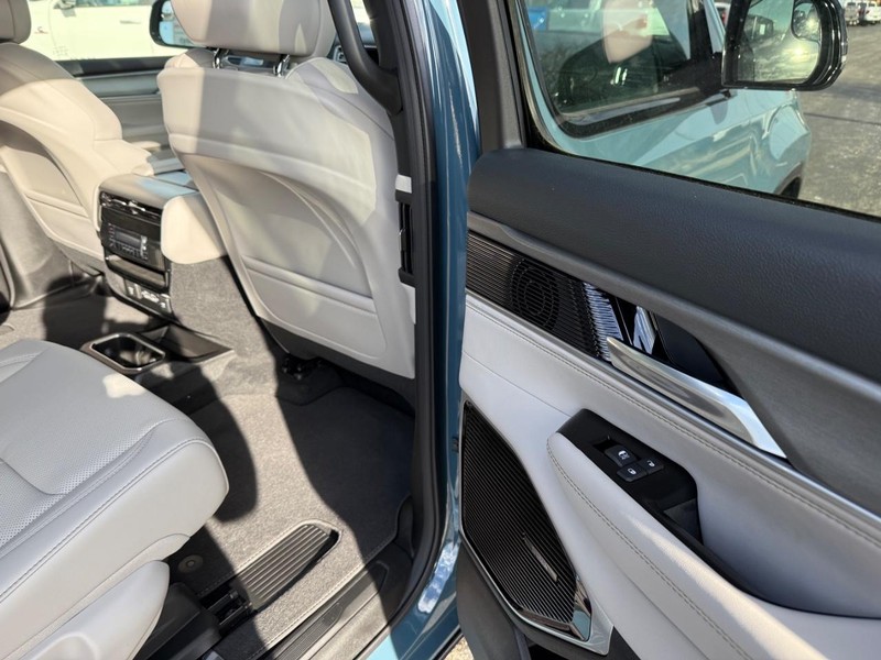 Jeep Grand Wagoneer Vehicle Full-screen Gallery Image 12