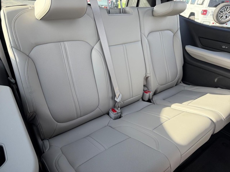 Jeep Grand Wagoneer Vehicle Full-screen Gallery Image 13