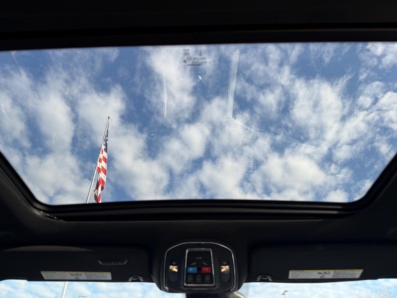 Jeep Grand Wagoneer Vehicle Full-screen Gallery Image 14