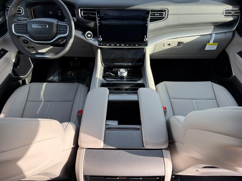 Jeep Grand Wagoneer Vehicle Full-screen Gallery Image 15