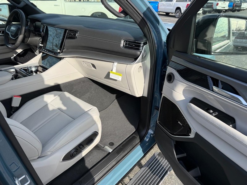 Jeep Grand Wagoneer Vehicle Full-screen Gallery Image 17