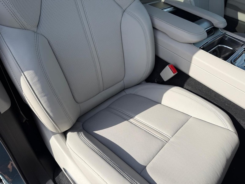 Jeep Grand Wagoneer Vehicle Full-screen Gallery Image 18