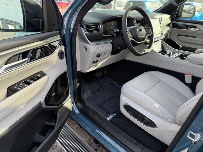 Jeep Grand Wagoneer Vehicle Full-screen Gallery Image 19