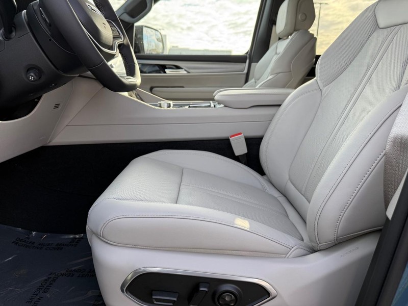 Jeep Grand Wagoneer Vehicle Full-screen Gallery Image 20