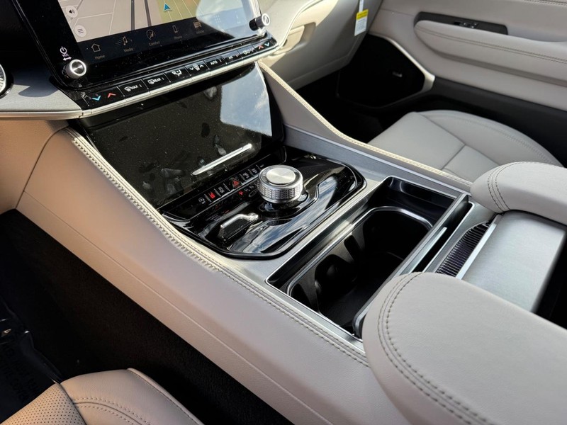 Jeep Grand Wagoneer Vehicle Full-screen Gallery Image 27