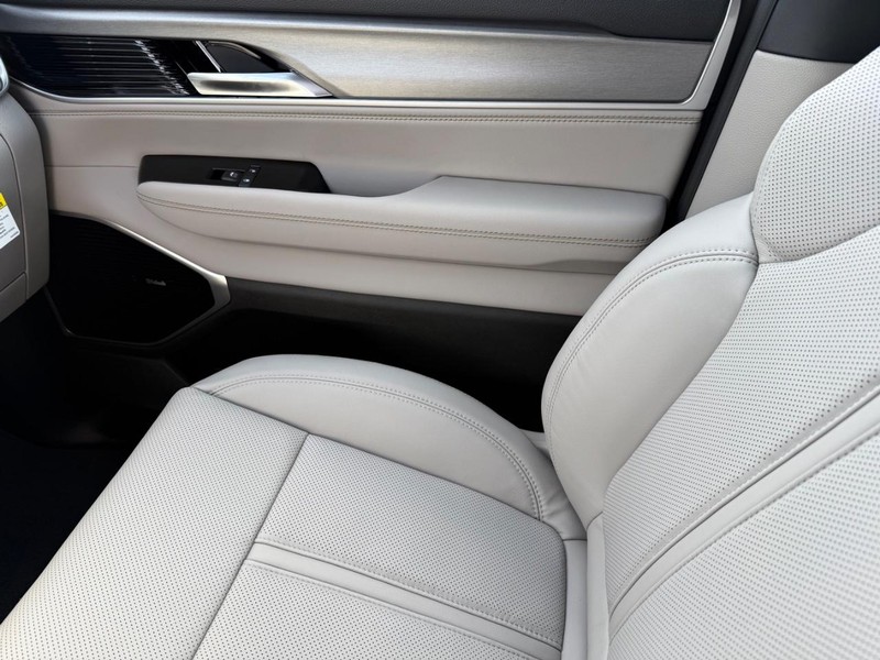 Jeep Grand Wagoneer Vehicle Full-screen Gallery Image 28