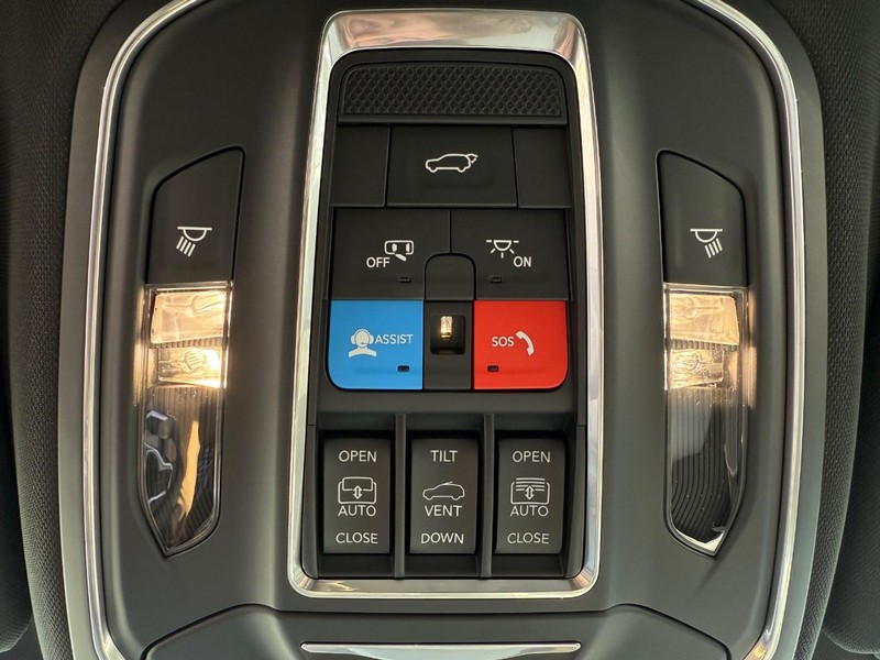 Jeep Grand Wagoneer Vehicle Full-screen Gallery Image 29