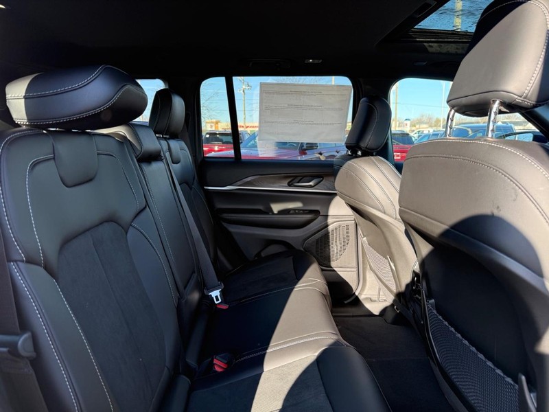 Jeep Grand Cherokee Vehicle Full-screen Gallery Image 11