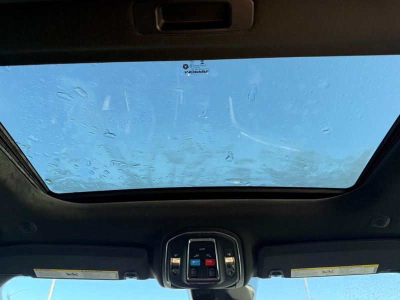 Jeep Grand Cherokee Vehicle Full-screen Gallery Image 13