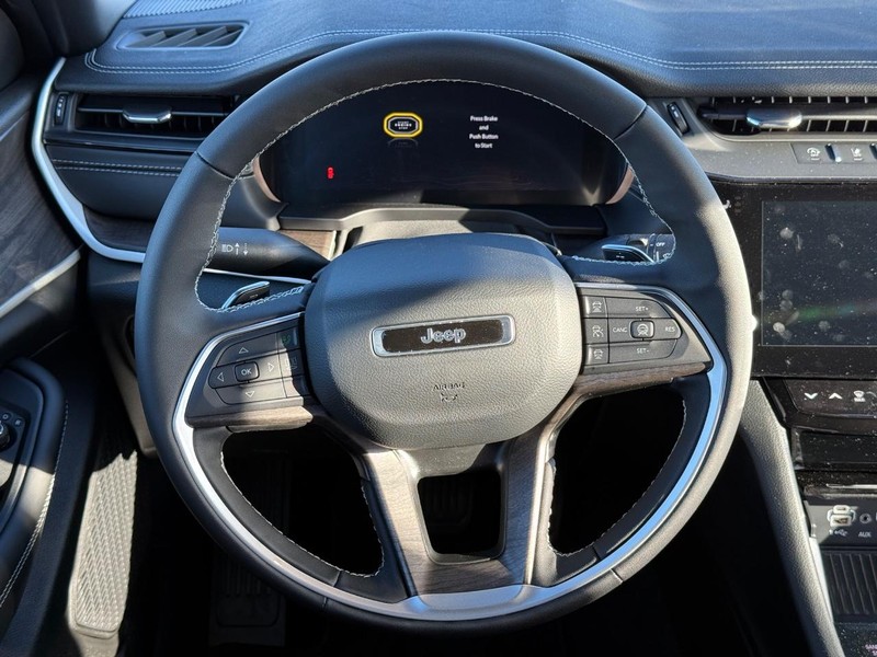 Jeep Grand Cherokee Vehicle Full-screen Gallery Image 15