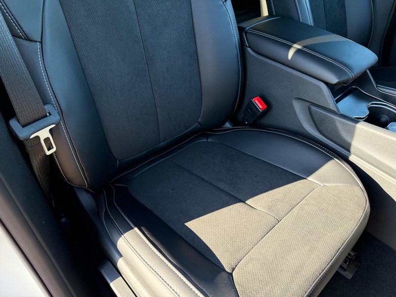 Jeep Grand Cherokee Vehicle Full-screen Gallery Image 17