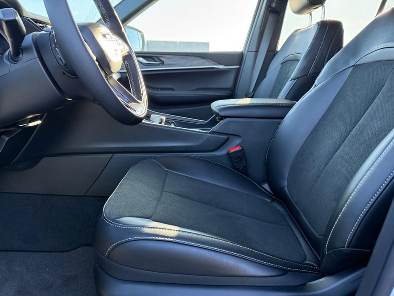 Jeep Grand Cherokee Vehicle Full-screen Gallery Image 19