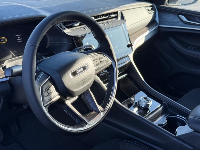 Jeep Grand Cherokee Vehicle Full-screen Gallery Image 20