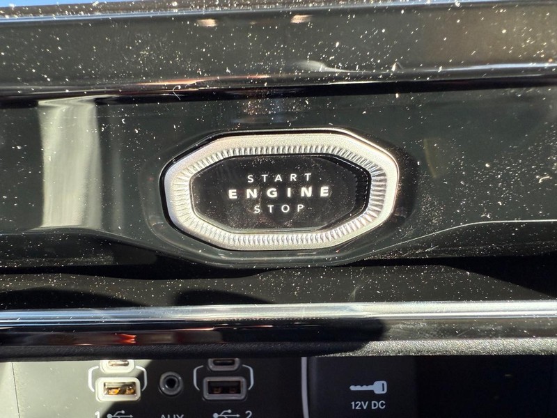 Jeep Grand Cherokee Vehicle Full-screen Gallery Image 23