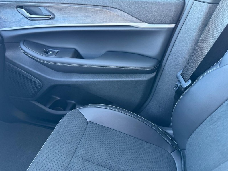 Jeep Grand Cherokee Vehicle Full-screen Gallery Image 27