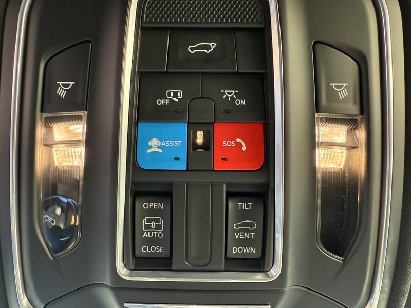 Jeep Grand Cherokee Vehicle Full-screen Gallery Image 28