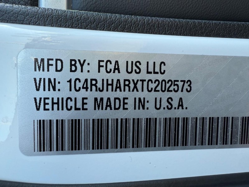 Jeep Grand Cherokee Vehicle Full-screen Gallery Image 32