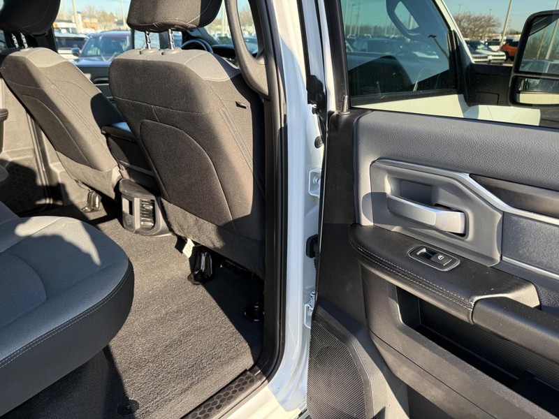 Ram 3500 Vehicle Full-screen Gallery Image 11