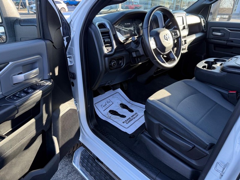 Ram 3500 Vehicle Full-screen Gallery Image 16
