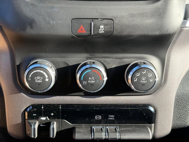 Ram 3500 Vehicle Full-screen Gallery Image 25